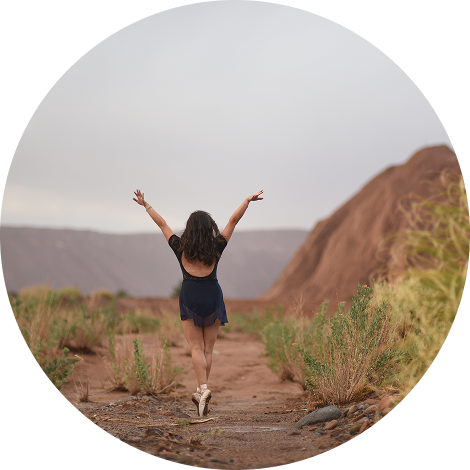 Photograph of Andrea en pointe in the Atacama desert